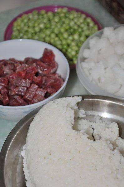 双蔬肉丁酱香饭步骤1