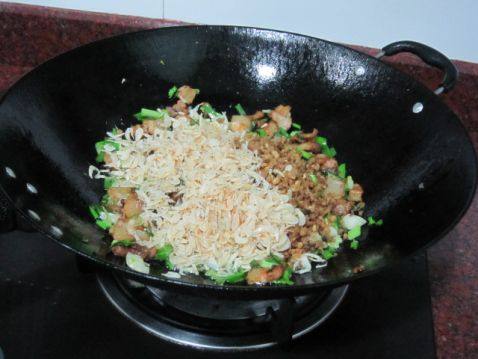 虾香菜脯蛋饭步骤7