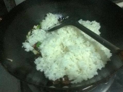 腊肠蛋炒饭步骤9