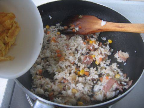 榨菜蛋炒饭步骤9