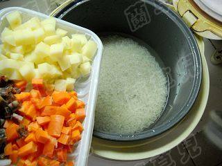 腊味地三鲜焖饭步骤3