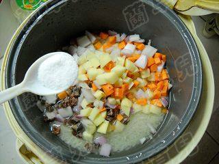 腊味地三鲜焖饭步骤4