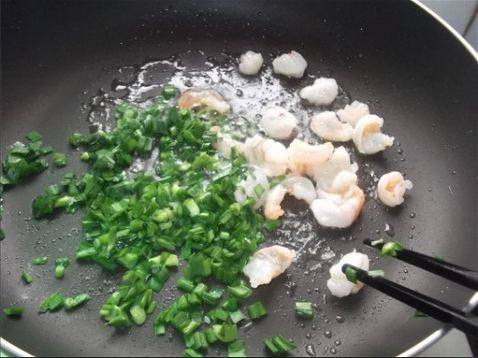 虾仁韭菜炒蛋饭步骤5