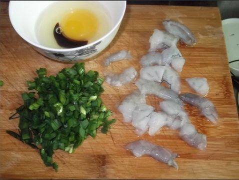 虾仁韭菜炒蛋饭步骤3