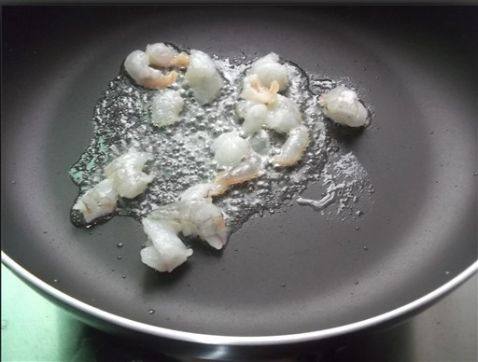 虾仁韭菜炒蛋饭步骤4