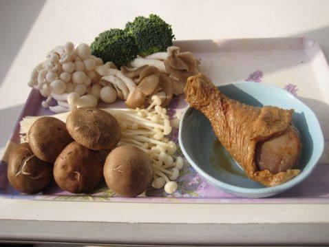 咖喱菌菇鸡丝饭步骤1