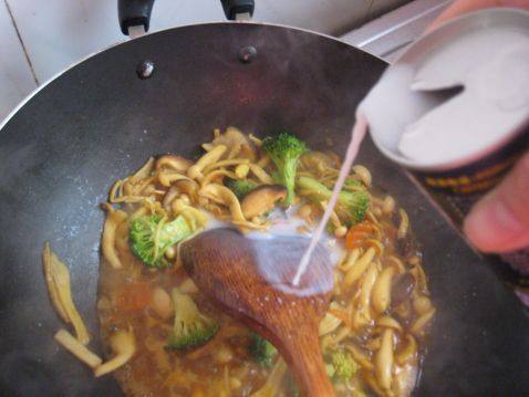 咖喱菌菇鸡丝饭步骤6