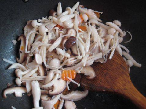 咖喱菌菇鸡丝饭步骤4