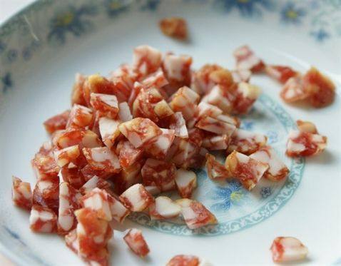 酱香葱味肉馅腊肠拌饭步骤1