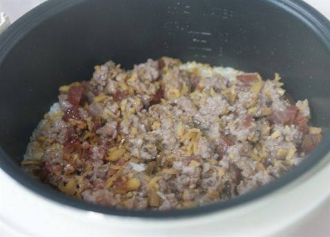 酱香葱味肉馅腊肠拌饭步骤5