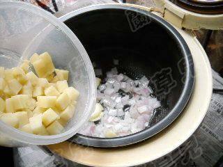 咖喱牛肉土豆焖饭步骤4