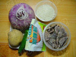 咖喱牛肉土豆焖饭步骤1