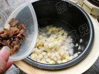 咖喱牛肉土豆焖饭步骤5