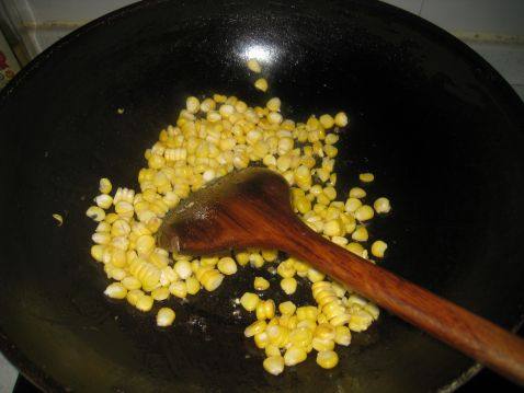 松仁玉米炒饭步骤3