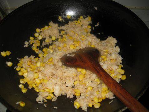 松仁玉米炒饭步骤4