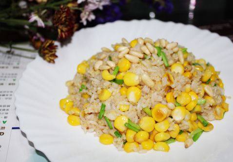 松仁玉米炒饭步骤6