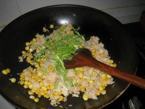 松仁玉米炒饭步骤5