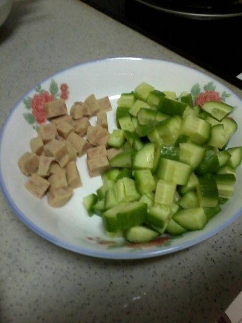火腿黄瓜炒饭步骤3