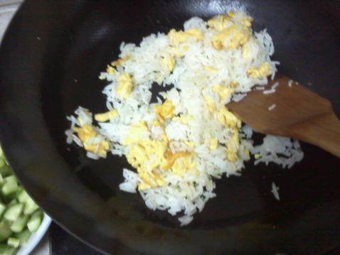 火腿黄瓜炒饭步骤6
