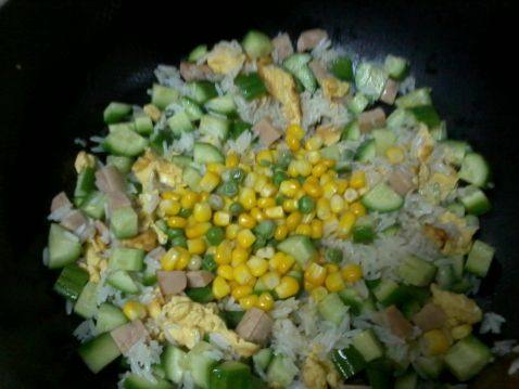 火腿黄瓜炒饭步骤8