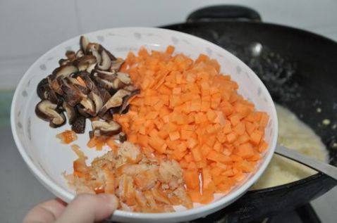 咸蛋黄炒饭步骤5