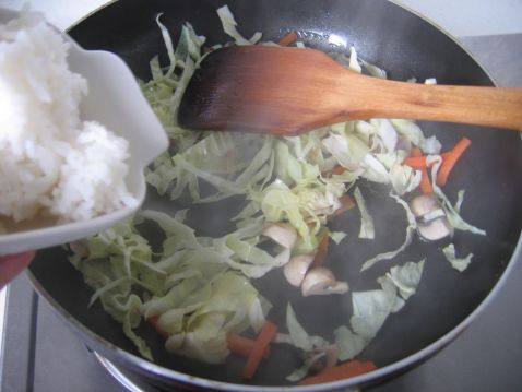 口蘑卷心菜炒饭步骤4