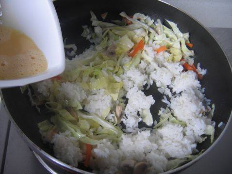口蘑卷心菜炒饭步骤5