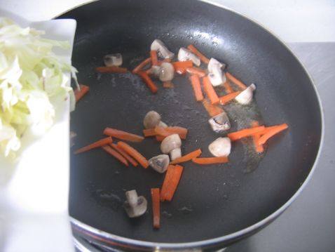口蘑卷心菜炒饭步骤3