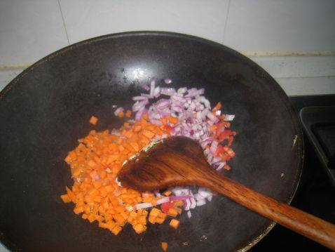洋葱榄菜炒饭步骤4