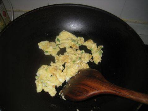 洋葱榄菜炒饭步骤3