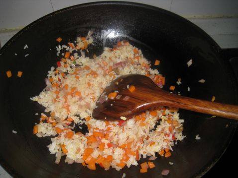 洋葱榄菜炒饭步骤5
