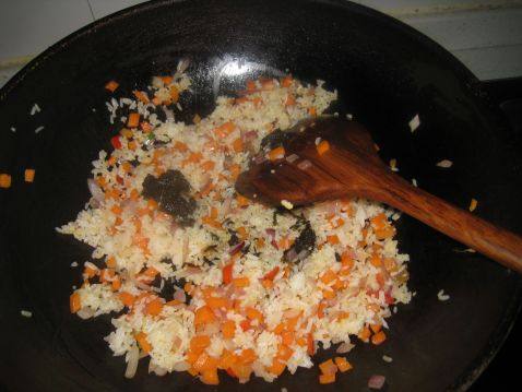 洋葱榄菜炒饭步骤6