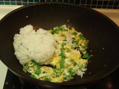 菜椒蛋炒饭步骤6