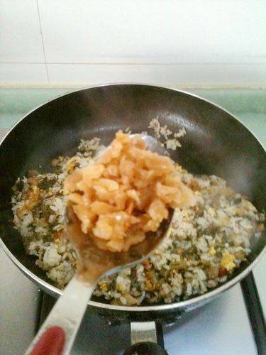 酸菜鸡蛋炒饭步骤6