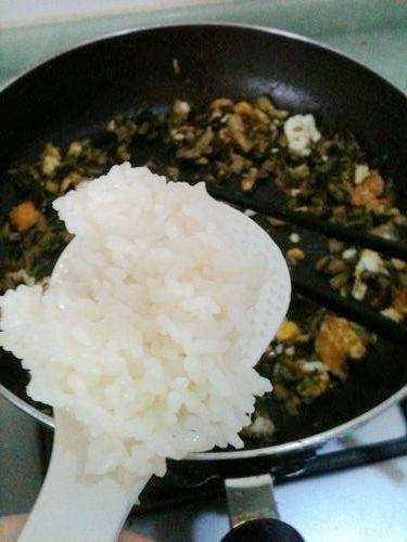 酸菜鸡蛋炒饭步骤4