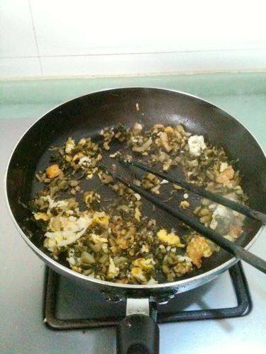 酸菜鸡蛋炒饭步骤3