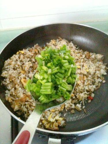 酸菜鸡蛋炒饭步骤7