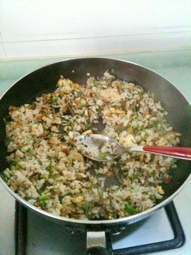 酸菜鸡蛋炒饭步骤8