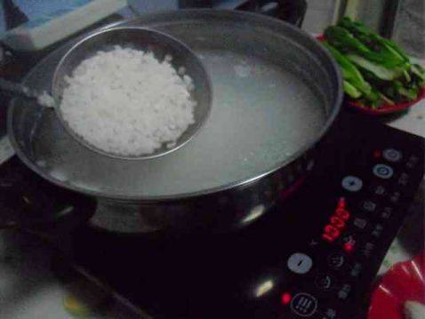 青豆肉末闷锅饭步骤1