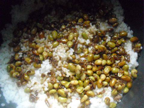 青豆肉末闷锅饭步骤4