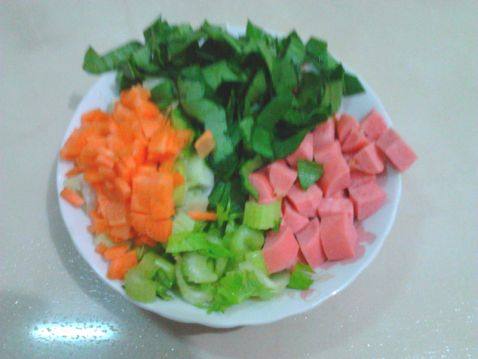 芹香火腿炒饭步骤1