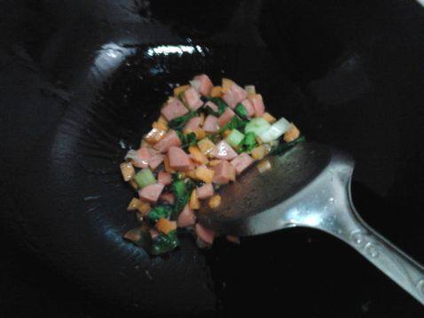 芹香火腿炒饭步骤2