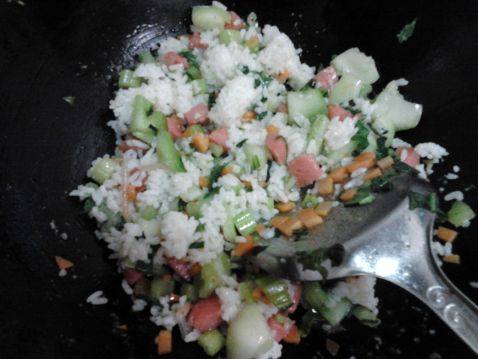 芹香火腿炒饭步骤6