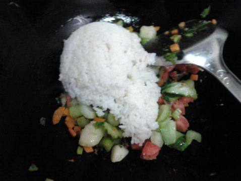 芹香火腿炒饭步骤5