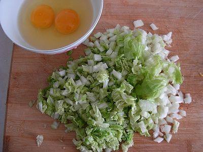 鸡蛋白菜炒饭步骤1