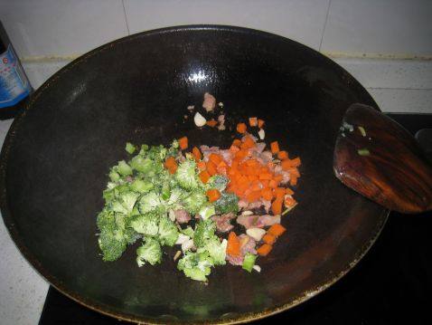 西兰花炒饭步骤4