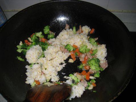 西兰花炒饭步骤6