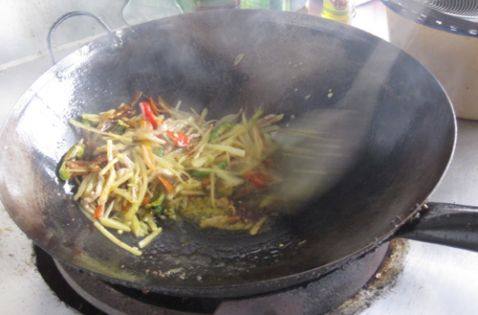 瘦肉土豆丝炒饭步骤5