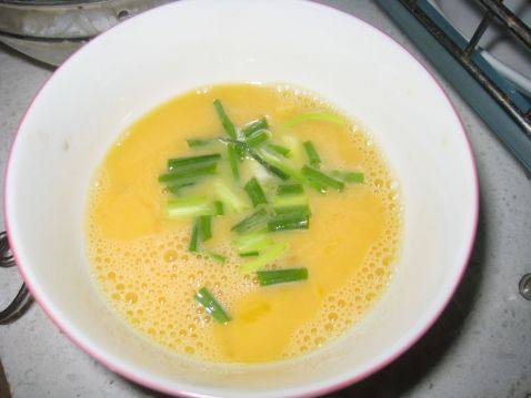 虾仁鸡蛋炒饭步骤3
