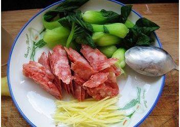 腊肠煲仔饭步骤1
